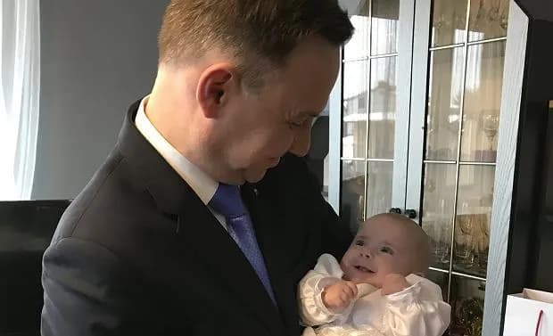 Ile dzieci ma Andrzej Duda? Zaskakujące fakty o rodzinie prezydenta Ile dzieci ma Andrzej Duda? Zaskakujące fakty o rodzinie prezydenta