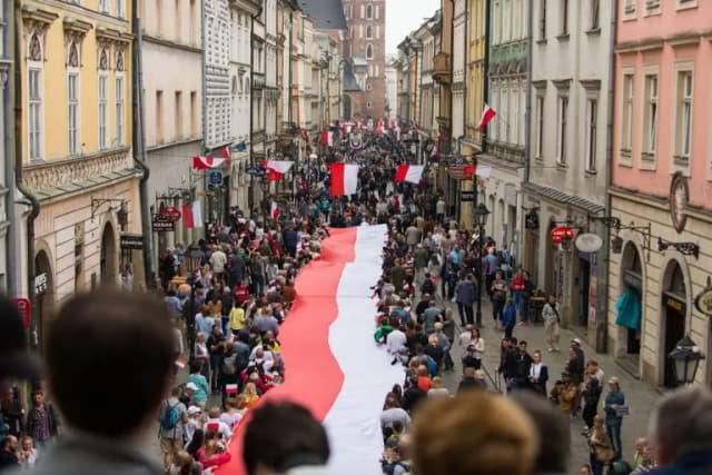 Skąd się wzięła flaga biało czerwona? Odkryj jej fascynującą historię Skąd się wzięła flaga biało czerwona? Odkryj jej fascynującą historię