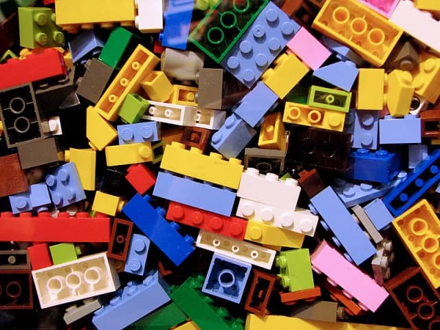 Skąd pochodzi LEGO? Fascynująca historia klocków, które zmieniły świat Skąd pochodzi LEGO? Fascynująca historia klocków, które zmieniły świat