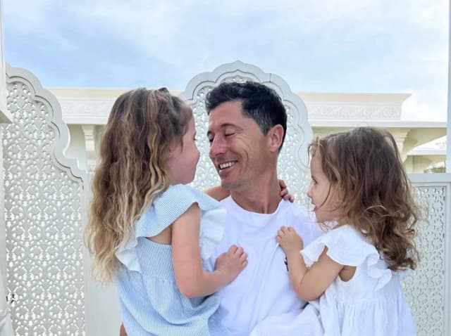 Ile dzieci ma Robert Lewandowski? Zaskakujące fakty o jego rodzinie Ile dzieci ma Robert Lewandowski? Zaskakujące fakty o jego rodzinie