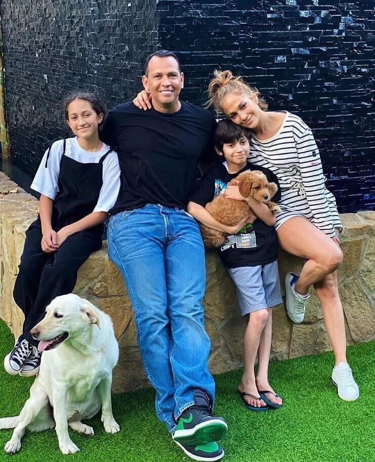 Czy Jennifer Lopez ma dzieci? Wszystko o jej rodzinie i życiu prywatnym Czy Jennifer Lopez ma dzieci? Wszystko o jej rodzinie i życiu prywatnym