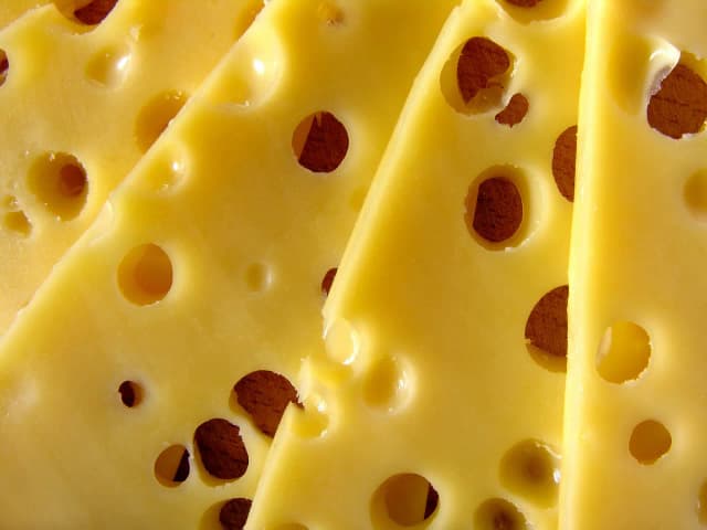 Skąd się wzięły dziury w serze? Odkryj tajemnice bakterii w fermentacji Skąd się wzięły dziury w serze? Odkryj tajemnice bakterii w fermentacji