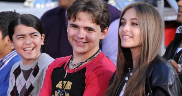 Ile dzieci ma Michael Jackson? Oto zaskakujące fakty o jego dzieciach Ile dzieci ma Michael Jackson? Oto zaskakujące fakty o jego dzieciach