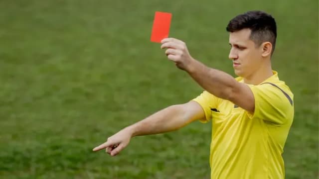 Ile zarabia sędzia na mundialu? Zaskakujące kwoty ujawnione Ile zarabia sędzia na mundialu? Zaskakujące kwoty ujawnione