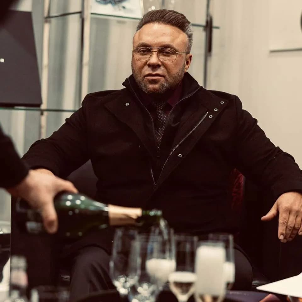 Jose Mariusz Olejnik - od złomiarza do artysty figur stalowych i biznesmena Jose Mariusz Olejnik - od złomiarza do artysty figur stalowych i biznesmena