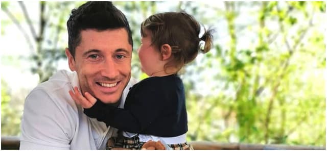 Ile dzieci ma Lewandowski? Zaskakujące fakty o rodzinie piłkarza Ile dzieci ma Lewandowski? Zaskakujące fakty o rodzinie piłkarza