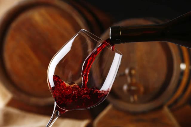 Skąd pochodzi wino? Odkryj fascynującą historię jego powstania Skąd pochodzi wino? Odkryj fascynującą historię jego powstania