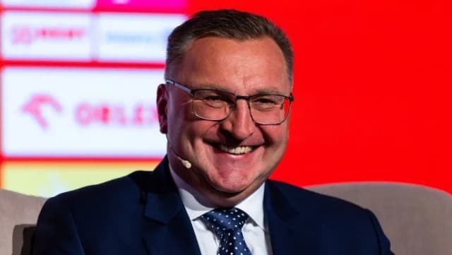 Ile zarabia Michniewicz? Zaskakujące fakty o jego pensji trenera Ile zarabia Michniewicz? Zaskakujące fakty o jego pensji trenera