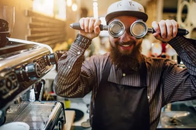 Kto to jest barista i jakie ma umiejętności w parzeniu kawy? Kto to jest barista i jakie ma umiejętności w parzeniu kawy?