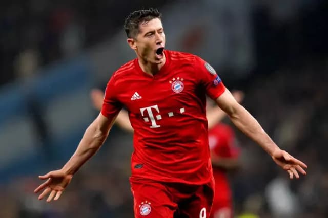 Ile lat ma Robert Lewandowski? Zaskakujące fakty o jego wieku i karierze Ile lat ma Robert Lewandowski? Zaskakujące fakty o jego wieku i karierze